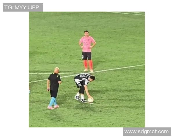 老头与足球明星的搞笑对决视频引发网友热议与欢笑