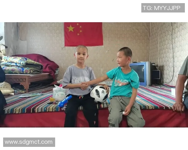 足球明星温暖行动为贫困儿童送上新衣传递爱心与希望