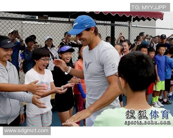 足球明星亲自颁奖给演员的精彩瞬间视频回顾