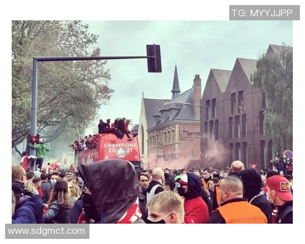 街头偶遇足球明星瞬间视频播放引发热议与粉丝狂欢