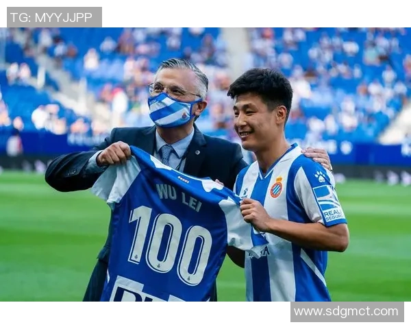 足球明星展现霸气风采的精彩瞬间与动人时刻合集