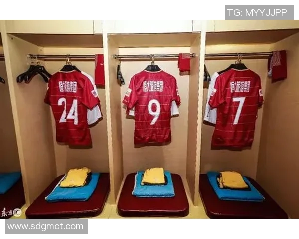 足球明星更衣室内的巨型雕塑引发热议背后的故事与意义