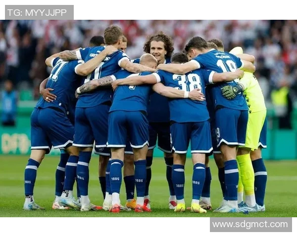 世界足球明星齐聚一堂合影留念展现足球魅力与团结精神